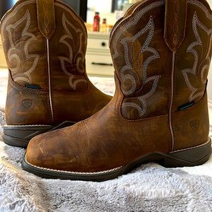 Ariat never worn, size 9.5 woman’s cowgirl boots
